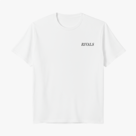 Camiseta com estampa frontal de texto "RIVALS" discreto e estampa traseira de carros de corrida sob texto "THE LAST LAP WAS NEVER JUST A LAP" e "RIVALS".