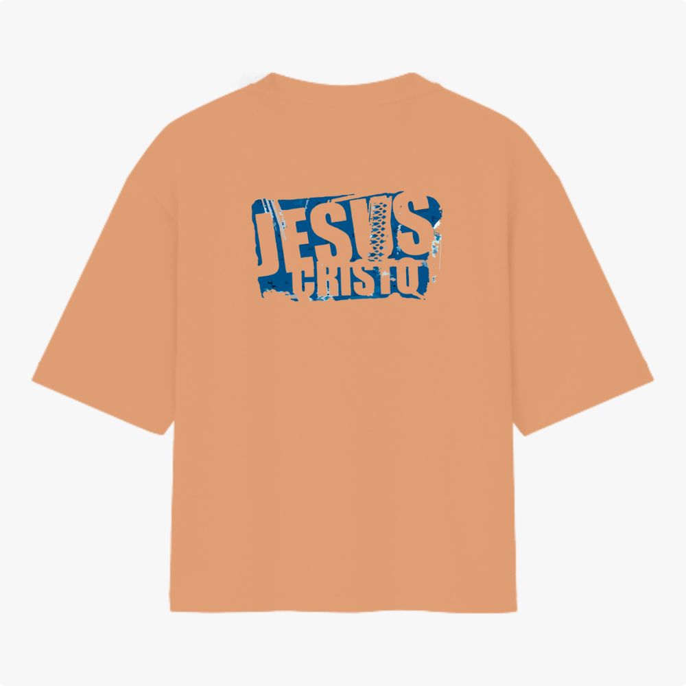 Camiseta com estampa frontal de "Jesus Cristo" em efeito desgastado e estampa traseira ampliada do mesmo motivo com visual rústico.