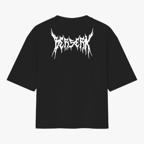 Camiseta com estampa frontal de personagem em armadura detalhada e estampa traseira com texto estilizado em escrita gótica chamativa.