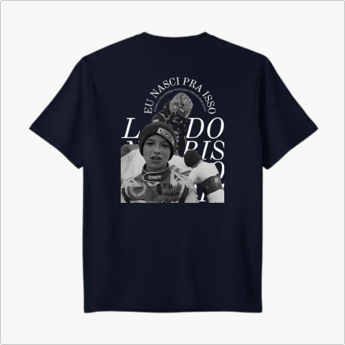 Camiseta com estampa frontal de número "1" pequeno no peito e estampa traseira de foto de esportista em capacete, com textos trazendo: "EU NASCI PRA ISSO".