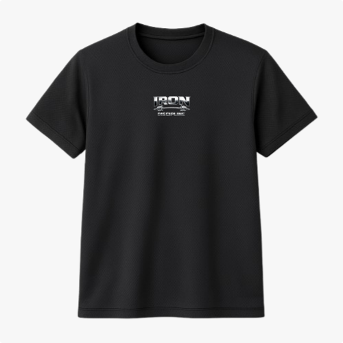 Camiseta com estampa frontal de texto tridimensional "IRON DISCIPLINE" em estilo metálico, realçando um design robusto e moderno.