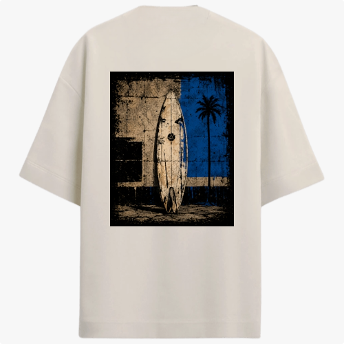 Camiseta com estampa frontal de logotipo minimalista e estampa traseira de prancha de surf encostada em parede desgastada com palmeira e fundo geométrico.