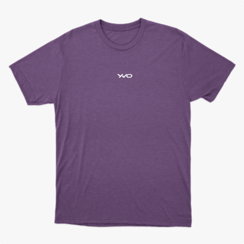 Camiseta com estampa frontal de texto estilizado "YNO" em fonte discreta.