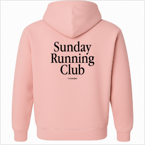 Moletom com estampa frontal de texto simples "Sunday Running Club" no peito e estampa traseira maior com o mesmo texto com adicional "ninexproject".
