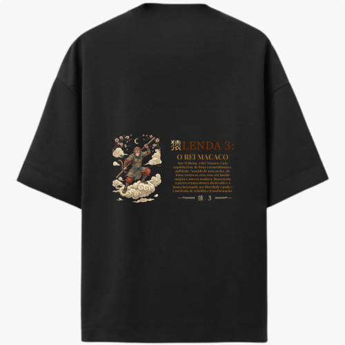 Camiseta com estampa frontal de um emblema dourado com uma coroa, texto "O Rei Macaco (Sun Wukong)" e estampa traseira de uma ilustração detalhada com "Lenda 3: O Rei Macaco".