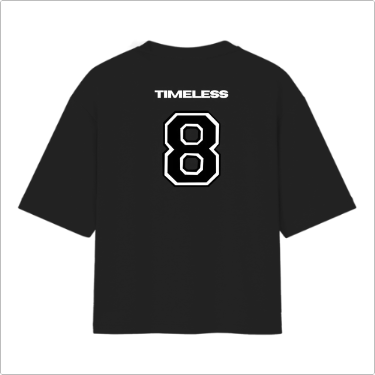 Camiseta com estampa frontal de dois brilhos estilizados e estampa traseira de um número "8" grande, acompanhado da palavra "TIMELESS" acima.