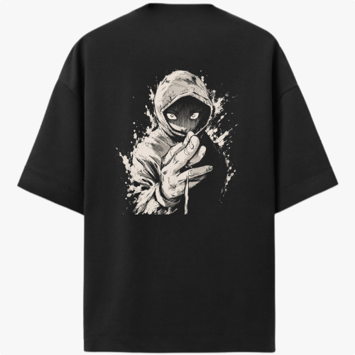 Camiseta com estampa frontal de máscara tribal e estampa traseira de figura encapuzada com olhar penetrante e mão estendida em gesto dramático.