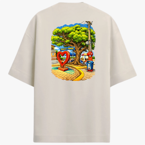 Camiseta com estampa frontal de "PITANGUI" sublinhado e estampa traseira de uma praça com árvore central, banco de madeira e placa de "PAZ E AMOR".
