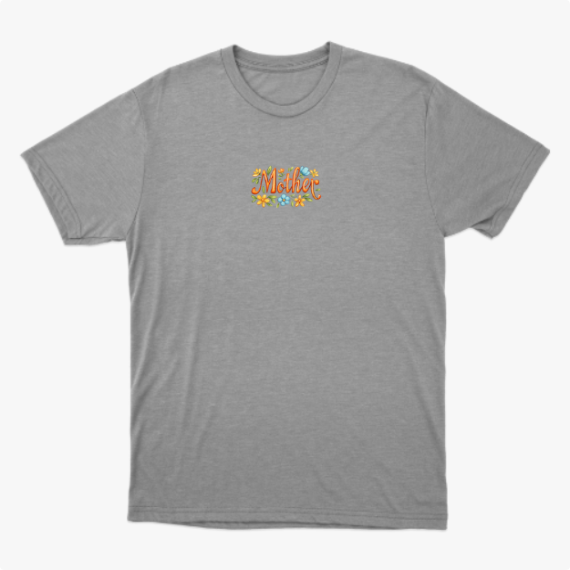 Camiseta com estampa frontal de inscrições artísticas com a palavra "Mother" rodeada por flores e folhagens estilizadas em um design detalhado.