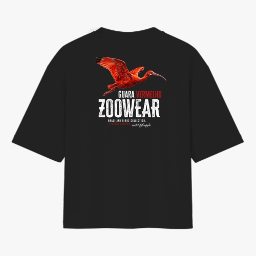 Camiseta com estampa frontal de ave em voo rodeada por texto discreto e estampa traseira de ave vermelha em destaque com texto de estilo moderno.