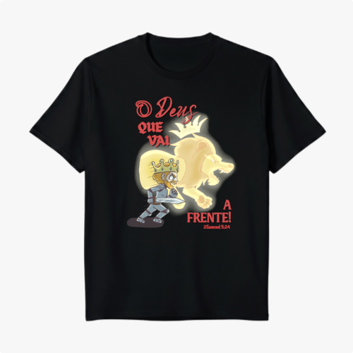 Camiseta com estampa frontal de personagem em armadura ao lado de uma figura leonina iluminada, acompanhada de frase "O Deus que vai à frente!" e texto adicional.