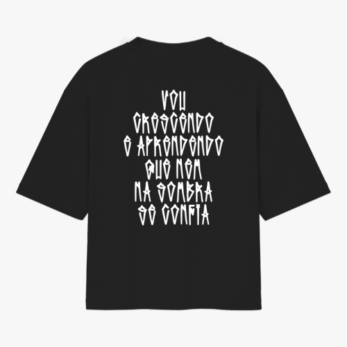 Camiseta com estampa frontal de personagens detalhados com a palavra "Orochi" acima e estampa traseira com texto artístico em fonte estilizada.