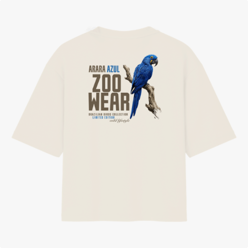 Camiseta com estampa frontal de arara azul em postura lateral com texto circular pequeno e estampa traseira de arara azul maior com texto "ZOOWEAR".