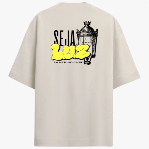 Camiseta com estampa frontal de texto estilizado com as palavras "RLEM Company" e estampa traseira de lâmpada vintage acompanhada da frase "SEJA LUZ EM MEIO AO CAOS".
