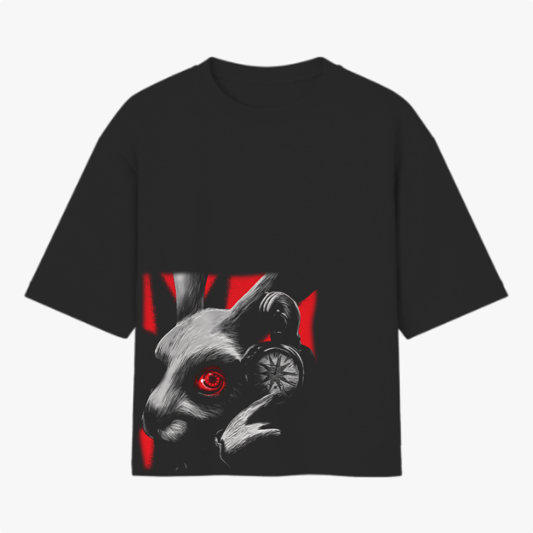 Camiseta com estampa frontal de coelho segurando um relógio de pulso, com detalhes impactantes em realce e fundo de raios estilizados.