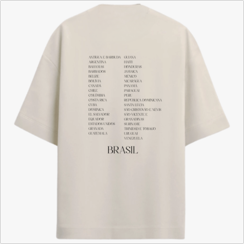 Camiseta com estampa frontal de "God Bless America, Brazil, 2020" e estampa traseira de lista de países em colunas sob a palavra "BRASIL" centralizada.