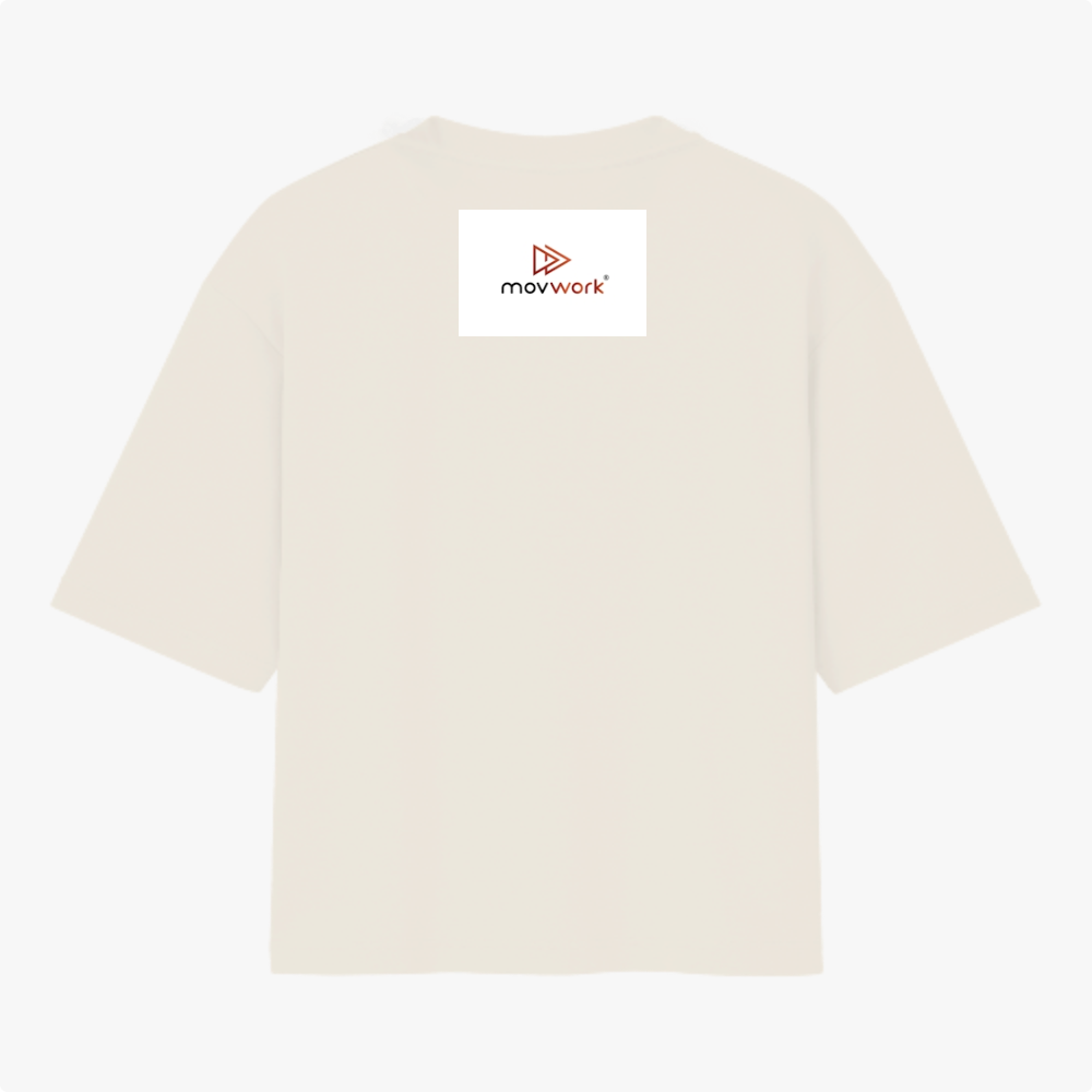 Camiseta com estampa frontal de logotipo minimalista composto por símbolo geométrico e texto estilizado, e estampa traseira de logotipo idêntico.