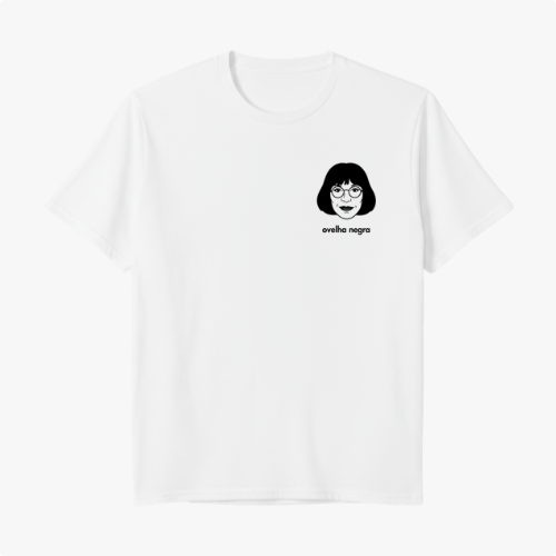 Camiseta com estampa frontal de rosto estilizado de mulher com cabelo curto, óculos grandes e legenda "orelha negra" abaixo da ilustração.