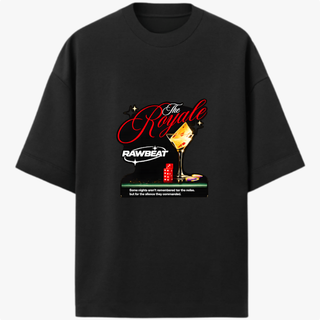 Camiseta com estampa frontal de taça decorada, dados, fichas de pôquer e a frase "The Royale" em letras estilizadas, acompanhada por texto adicional.