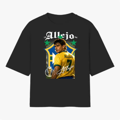 Camiseta com estampa frontal de um jogador de futebol com nome e número nas costas, sobre escudo estilizado, dois anos e estrelas, além de uma taça.