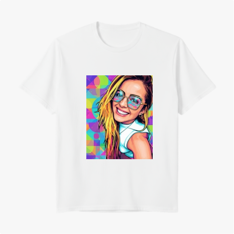 Camiseta com estampa frontal de retrato artístico de mulher sorridente com óculos, cabelo solto, sobre fundo geométrico colorido e vibrante.