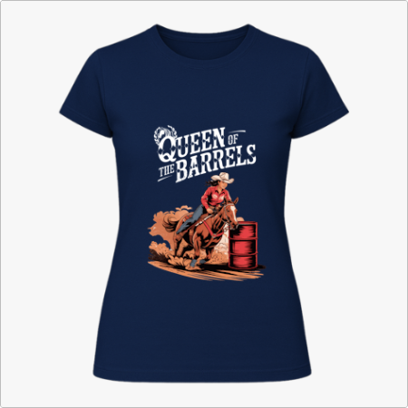 Camiseta com estampa frontal de cavaleira montando cavalo em competição de rodeio ao lado de dois barris, acompanhada do texto "Queen of the Barrels".