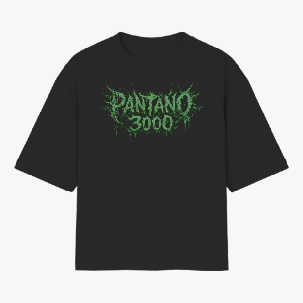 Camiseta com estampa frontal de "PANTANO 3000" em estilo gótico com elementos pontiagudos, formando uma aparência selvagem e intensa.