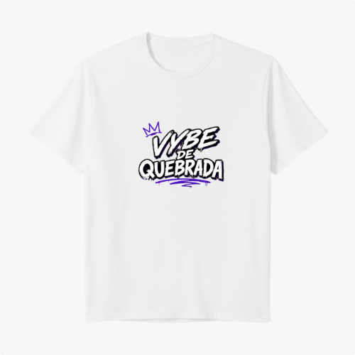 Camiseta com estampa frontal de texto estilizado "Vybe de Quebrada" acompanhado por coroa e traços decorativos.
