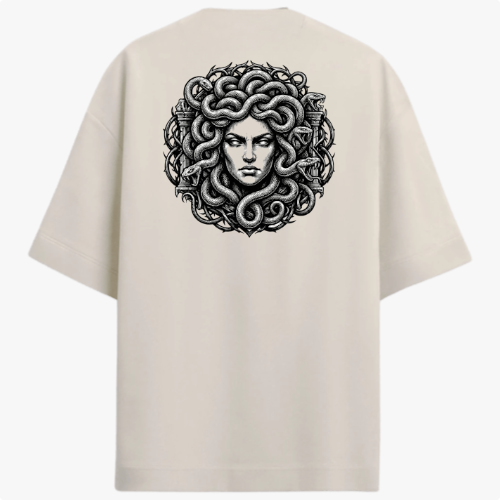 Camiseta com estampa frontal de logo estilizado "SERAVIA" e estampa traseira de figura mitológica com cabelos de serpentes emoldurada por elementos clássicos.