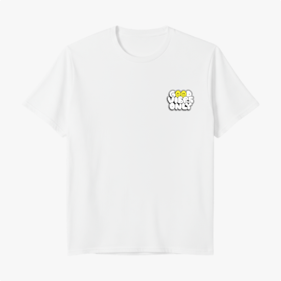 Camiseta com estampa frontal de frase "Good Vibes Only" em estilo tipográfico cheio, com detalhes circulares, destacando-se em camadas sobrepostas.