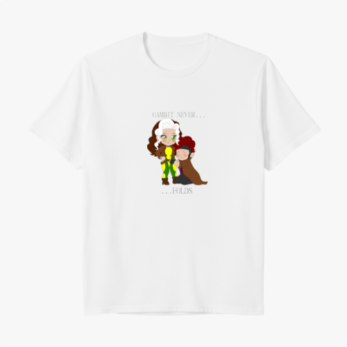 Camiseta com estampa frontal de dois personagens em estilo cartoon, acompanhados de texto "GAMBIT NEVER... ...FOLDS" em disposição vertical.