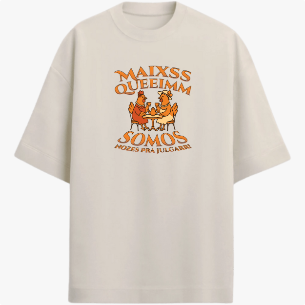 Camiseta com estampa frontal de duas galinhas sentadas à mesa com copos, cercadas por texto estilizado em torno delas.