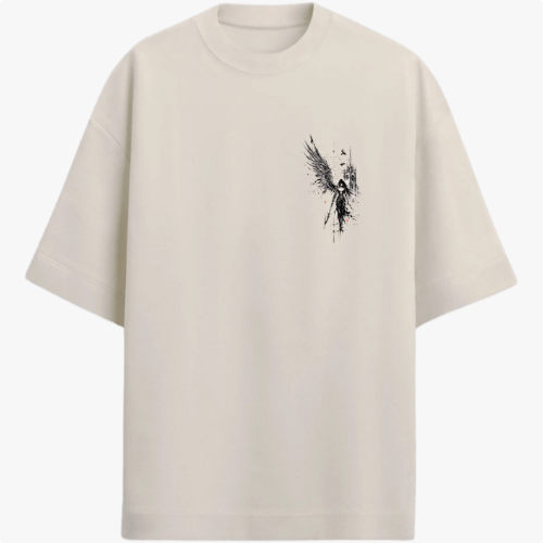 Camiseta com estampa frontal de figura angelical detalhada com asas abertas e envolta em detalhes intricados, compondo um design de estética celestial.