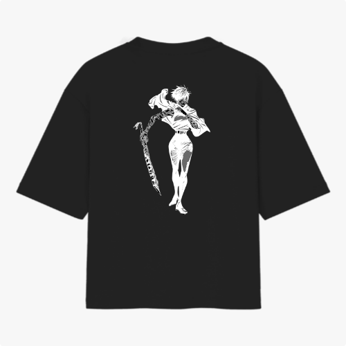 Camiseta com estampa frontal de texto estilizado e estampa traseira de figura detalhada empunhando uma espada curva, em pose dinâmica e marcante.
