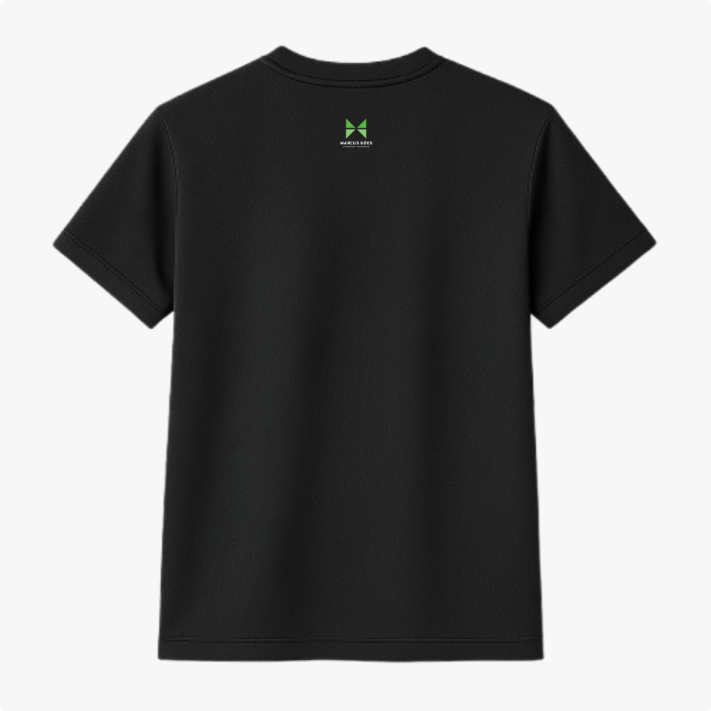 Camiseta com estampa frontal de xícara estilizada com a inscrição "Coffee Lover Club" e estampa traseira com pequeno logotipo verde e inscrição "Marcus & Co."