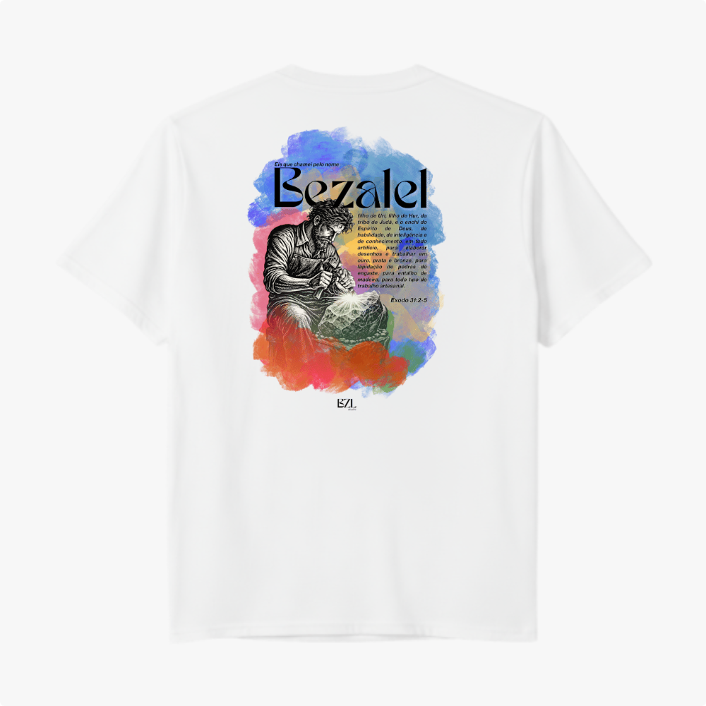 Camiseta com estampa frontal de texto "geração Bezalel" e estampa traseira de ilustração artística de artesão em fundo colorido com texto e referência bíblica.