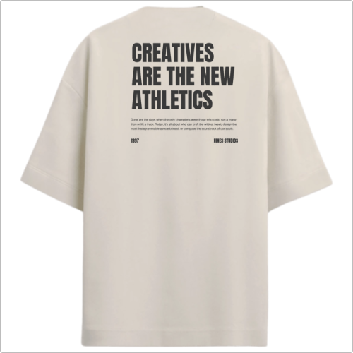 Camiseta com estampa frontal de texto pequeno "Creatives Are The New Athletics" e estampa traseira de texto "Creatives Are The New Athletics" com parágrafo explicativo.