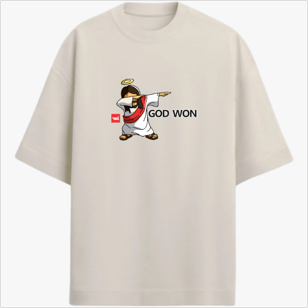 Camiseta com estampa frontal de figura realizando um gesto de dabbing, com auréola, manto vermelho e texto "God Won" ao lado direito.