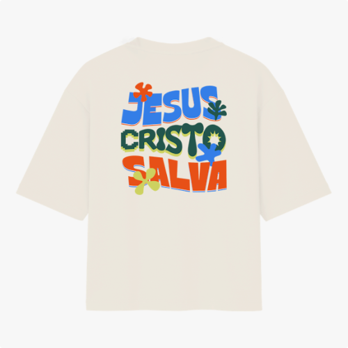 Camiseta com estampa frontal de texto "HOPE" estilizado em repetição e estampa traseira de frase "JESUS CRISTO SALVA" acompanhada de flores coloridas.