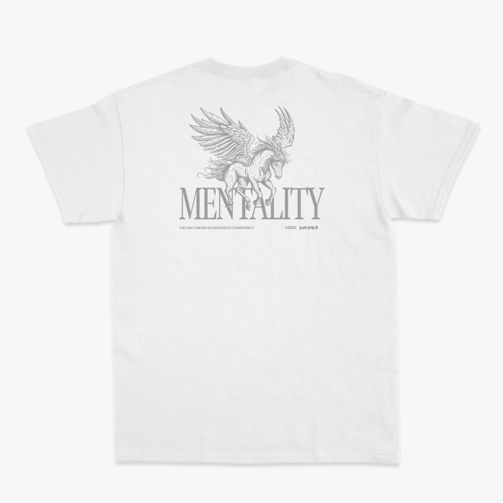 Camiseta com estampa frontal de cavalo alado detalhado e a palavra "Just Right" abaixo, e estampa traseira com o mesmo cavalo alado sobre palavra "MENTALITY".