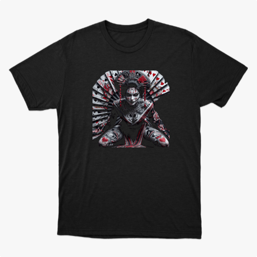 Camiseta com estampa frontal de figura central ajoelhada, adornada com cartas de baralho abertas em leque ao fundo, criando um visual envolvente.