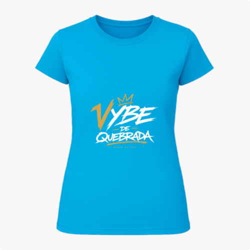 Camiseta com estampa frontal de texto estilizado "Vybe de Quebrada" acompanhado de coroa e linha embaixo, em um design dinâmico e urbano.