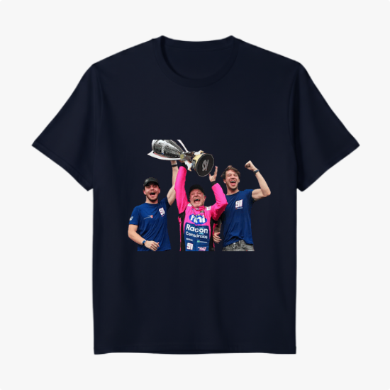 Camiseta com estampa frontal de três pessoas celebrando, sendo uma delas segurando um grande troféu acima da cabeça, transmitindo uma cena de vitória.