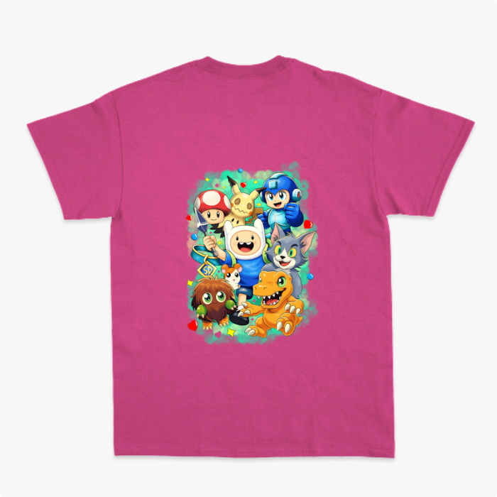 Camiseta com estampa frontal de uma inicial estilizada e estampa traseira com vários personagens icônicos de jogos e animações em um agrupamento vibrante.