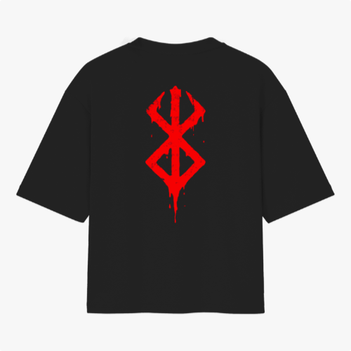 Camiseta com estampa frontal de caracteres estilizados em vermelho e estampa traseira de símbolo geométrico com efeitos de respingos verticais.