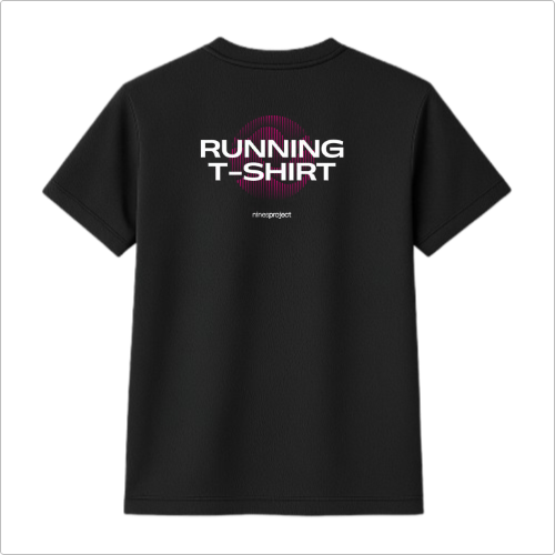 Camiseta com estampa frontal de texto pequeno posicionada no peito e estampa traseira de texto grande "Running T-shirt" sobre círculos concêntricos.