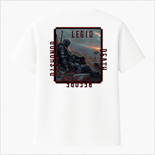 Camiseta com estampa frontal de mão metálica segurando uma rosa e texto vertical. Estampa traseira de guerreiro medieval em paisagem épica com textos adjacentes.