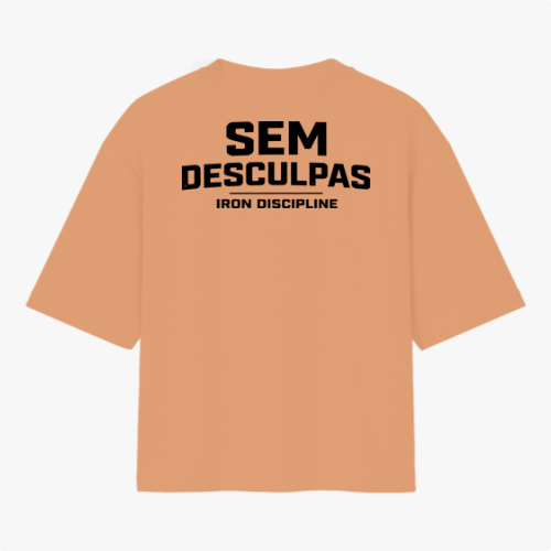 Camiseta com estampa frontal de "IRON DISCIPLINE" em estilo metálico e estampa traseira com "SEM DESCULPAS" em texto destacado acima de "IRON DISCIPLINE".