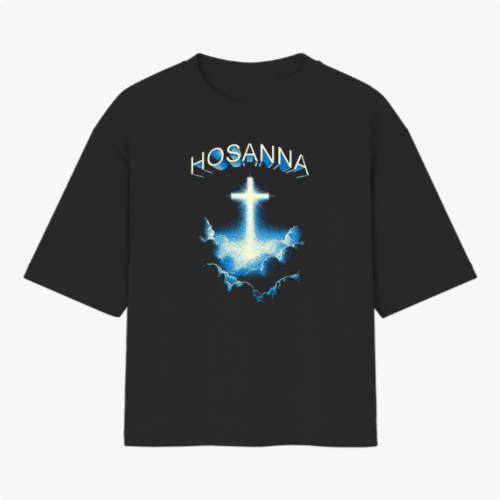 Camiseta com estampa frontal de cruz radiante em meio a nuvens, com a palavra "HOSANNA" em destaque na parte superior.