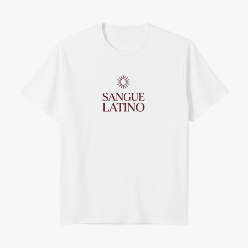 Camiseta com estampa frontal de um sol estilizado acima das palavras "Sangue Latino" impressas em uma fonte elegante.